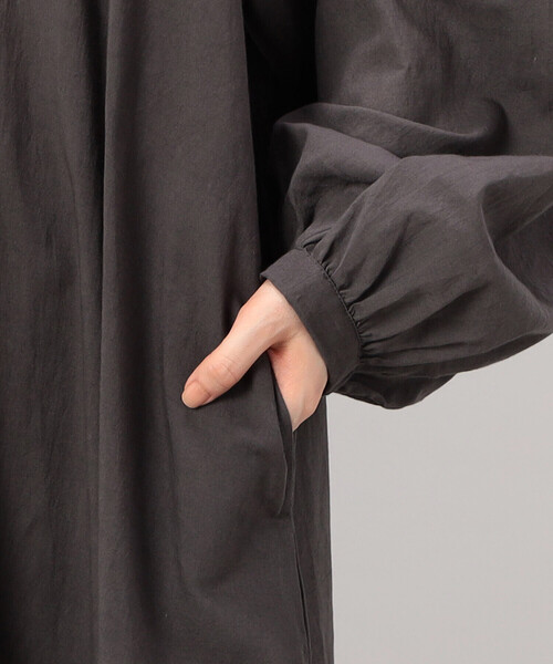 ONIGIRI（オニギリ）の「【 速乾 】綿100％ バンドカラー　ボリュームスリーブ シャツワンピース（シャツワンピース・レディース・マスタード/ブラウン/オフホワイト・FREE）」の8枚目の写真