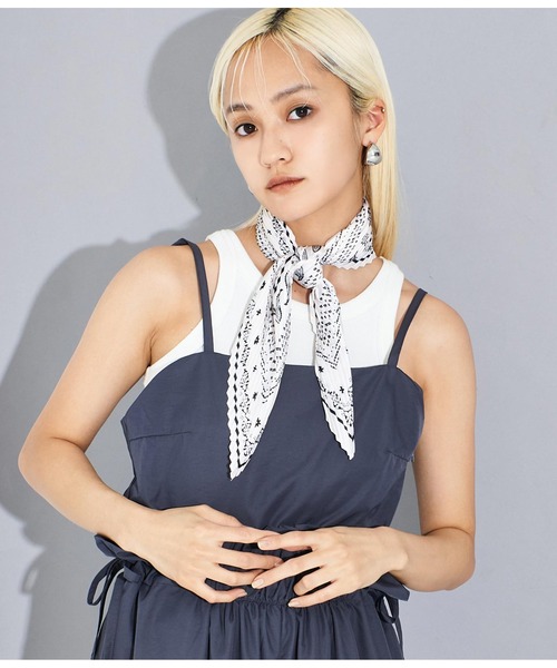 Settimissimo（セッティミッシモ）の「ペイズリー柄 プリーツ スカーフ（ストール/ショール・レディース・ネイビー/ホワイト・FREE）」の7枚目の写真