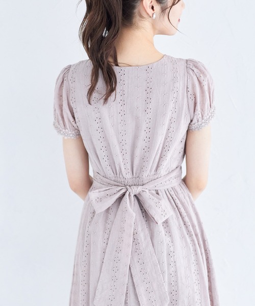tocco closet(トッコ クローゼット)の「りぼん付きコットンフラワー刺繍レースワンピース(ワンピース・レディース・オフホワイト/グレイッシュブルー/ラベンダー・M)」の21枚目の写真