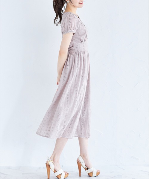 tocco closet(トッコ クローゼット)の「りぼん付きコットンフラワー刺繍レースワンピース(ワンピース・レディース・オフホワイト/グレイッシュブルー/ラベンダー・M)」の20枚目の写真