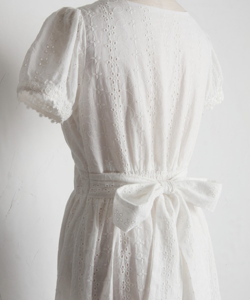 tocco closet(トッコ クローゼット)の「りぼん付きコットンフラワー刺繍レースワンピース(ワンピース・レディース・オフホワイト/グレイッシュブルー/ラベンダー・M)」の10枚目の写真