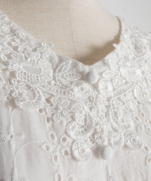 tocco closet(トッコ クローゼット)の「りぼん付きコットンフラワー刺繍レースワンピース(ワンピース・レディース・オフホワイト/グレイッシュブルー/ラベンダー・M)」の7枚目の写真