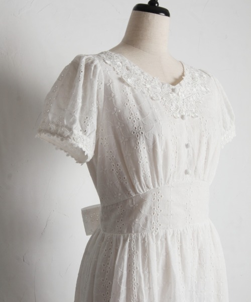 tocco closet(トッコ クローゼット)の「りぼん付きコットンフラワー刺繍レースワンピース(ワンピース・レディース・オフホワイト/グレイッシュブルー/ラベンダー・M)」の6枚目の写真