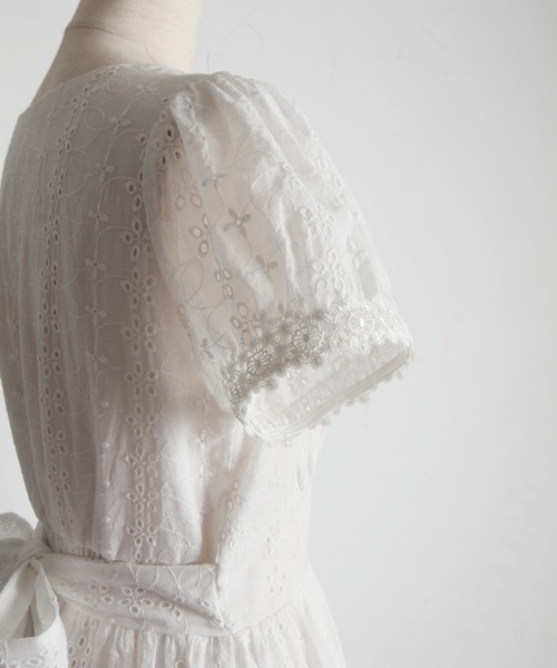 tocco closet(トッコ クローゼット)の「りぼん付きコットンフラワー刺繍レースワンピース(ワンピース・レディース・オフホワイト/グレイッシュブルー/ラベンダー・M)」の4枚目の写真