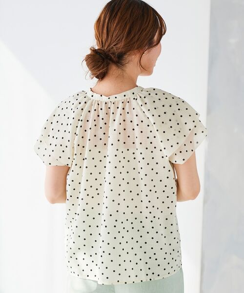 le.coeur blanc（ルクールブラン）の「シアースラブVネックブラウス（シャツ/ブラウス・レディース・ブラック/ホワイト系その他/ブラック系その他・38）」の7枚目の写真