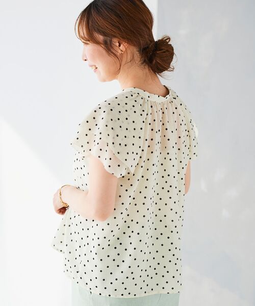 le.coeur blanc（ルクールブラン）の「シアースラブVネックブラウス（シャツ/ブラウス・レディース・ブラック/ホワイト系その他/ブラック系その他・38）」の8枚目の写真