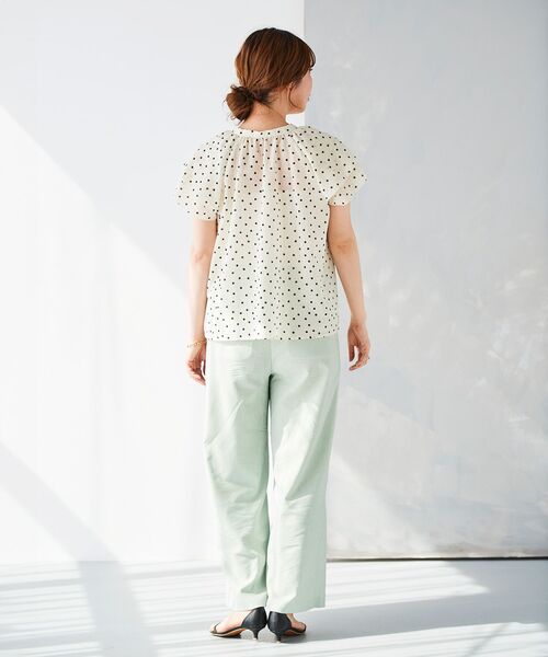 le.coeur blanc（ルクールブラン）の「シアースラブVネックブラウス（シャツ/ブラウス・レディース・ブラック/ホワイト系その他/ブラック系その他・38）」の10枚目の写真