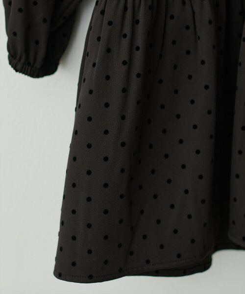 natural couture（ナチュラルクチュール）の「【WEB限定】フロッキードットティアードチュニック（シャツ/ブラウス・レディース・モカ/グレー/ライトベージュ/ブラック・FREE）」の9枚目の写真