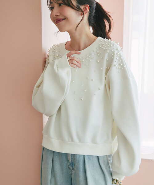 La boutique BonBon(ラブティックボンボン)の「パール付ダンボールプルオーバー(スウェット・レディース・ライトグレー/オフホワイト・FREE)」の4枚目の写真