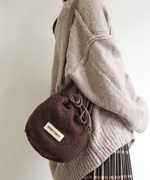 Minnetonka（ミネトンカ）の「MINNETONKA（ミネトンカ） / ボア巾着ショルダーバッグ PURSE BOA BAG（ショルダーバッグ・レディース・グレー/ブラウン/アイボリー・FREE）」の3枚目の写真