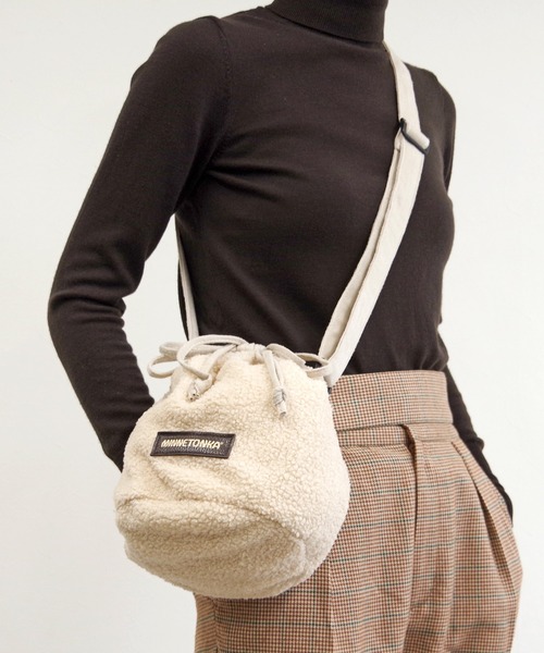 Minnetonka（ミネトンカ）の「MINNETONKA（ミネトンカ） / ボア巾着ショルダーバッグ PURSE BOA BAG（ショルダーバッグ・レディース・グレー/ブラウン/アイボリー・FREE）」の2枚目の写真