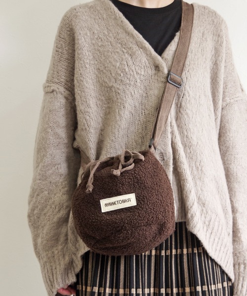 Minnetonka（ミネトンカ）の「MINNETONKA（ミネトンカ） / ボア巾着ショルダーバッグ PURSE BOA BAG（ショルダーバッグ・レディース・グレー/ブラウン/アイボリー・FREE）」の17枚目の写真