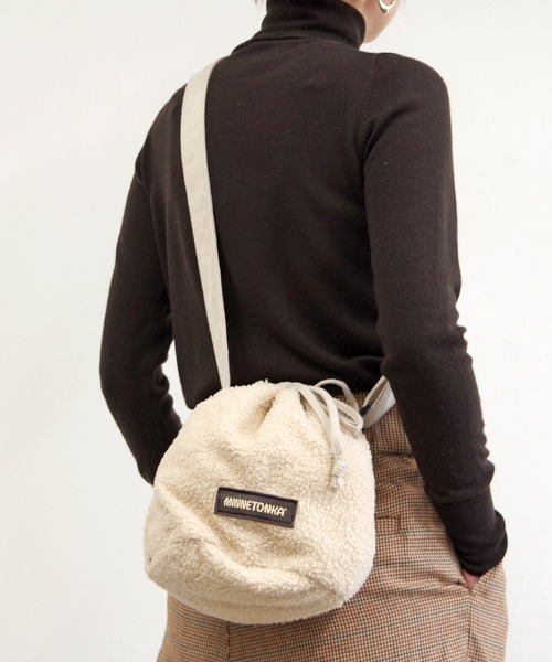 Minnetonka（ミネトンカ）の「MINNETONKA（ミネトンカ） / ボア巾着ショルダーバッグ PURSE BOA BAG（ショルダーバッグ・レディース・グレー/ブラウン/アイボリー・FREE）」の14枚目の写真