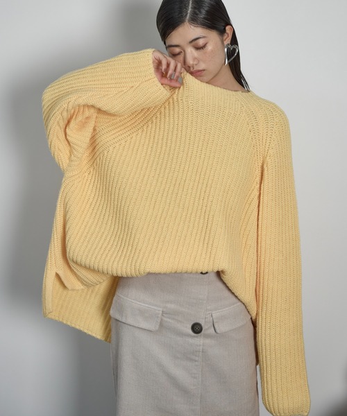 THE YOn（ザヨン）の「【サステナブル】ラグランスリーブルーズフィットニットプルオーバー（ニット/セーター・レディース・ダークブラウン/ピンク/イエロー/アイボリー・FREE）」の3枚目の写真