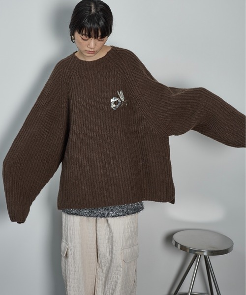 THE YOn（ザヨン）の「【サステナブル】ラグランスリーブルーズフィットニットプルオーバー（ニット/セーター・レディース・ダークブラウン/ピンク/イエロー/アイボリー・FREE）」の5枚目の写真