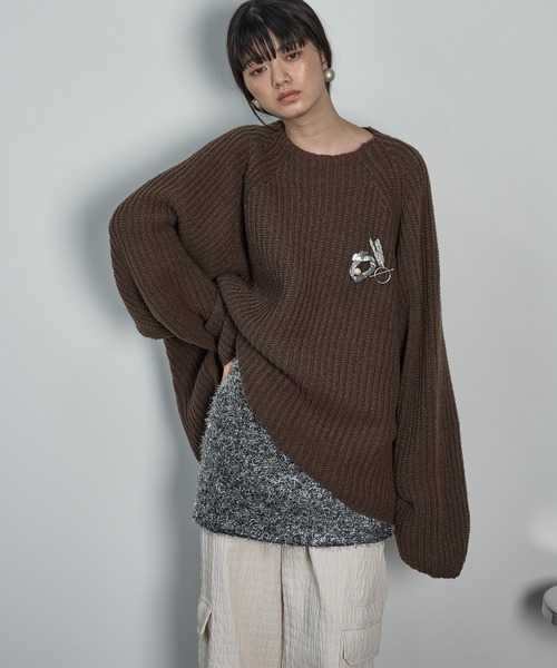 THE YOn（ザヨン）の「【サステナブル】ラグランスリーブルーズフィットニットプルオーバー（ニット/セーター・レディース・ダークブラウン/ピンク/イエロー/アイボリー・FREE）」の6枚目の写真