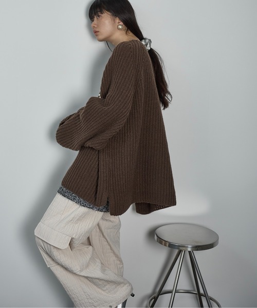 THE YOn（ザヨン）の「【サステナブル】ラグランスリーブルーズフィットニットプルオーバー（ニット/セーター・レディース・ダークブラウン/ピンク/イエロー/アイボリー・FREE）」の8枚目の写真