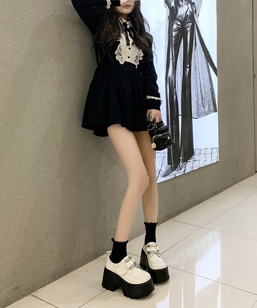 Lace Ladies(レースレディース)の「ラウンドトゥ 超厚底 レザー調 マニッシュ シューズ(ローファー・レディース・ホワイト/ブラック・23.5cm/24cm/24.5cm/22.5cm/23cm)」の9枚目の写真