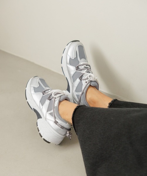 BAYFLOW（ベイフロー）の「[トレンドアイテム]Ｗシューレーススニーカー（スニーカー・レディース・グレー/ホワイト・MEDIUM/LARGE）」の3枚目の写真
