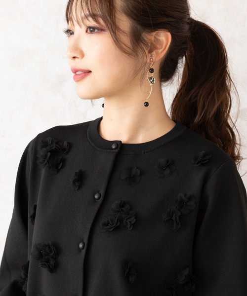 Rose Tiara(ローズティアラ)の「チュールフラワーニットカーディガン(ニット/セーター・レディース・オフホワイト/ブラック・46/42/38)」の2枚目の写真