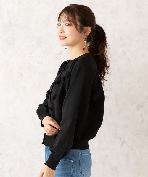 Rose Tiara(ローズティアラ)の「チュールフラワーニットカーディガン(ニット/セーター・レディース・オフホワイト/ブラック・46/42/38)」の4枚目の写真