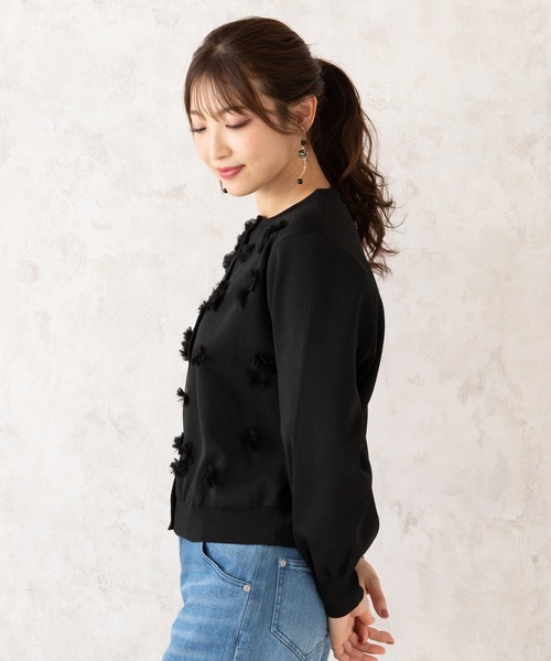 Rose Tiara(ローズティアラ)の「チュールフラワーニットカーディガン(ニット/セーター・レディース・オフホワイト/ブラック・46/42/38)」の5枚目の写真
