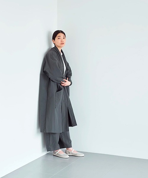 DO Original(ドー オリジナル)の「ata robe 1. / ナイロン ローブコート(その他アウター・レディース・ライトグレー/チャコールグレー・MEDIUM)」の11枚目の写真