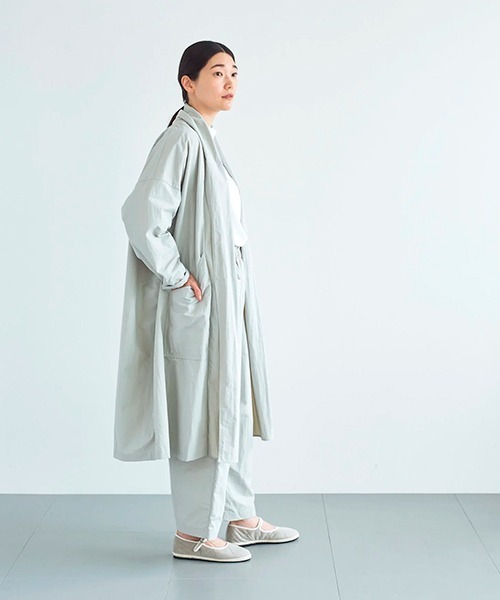 DO Original(ドー オリジナル)の「ata robe 1. / ナイロン ローブコート(その他アウター・レディース・ライトグレー/チャコールグレー・MEDIUM)」の13枚目の写真