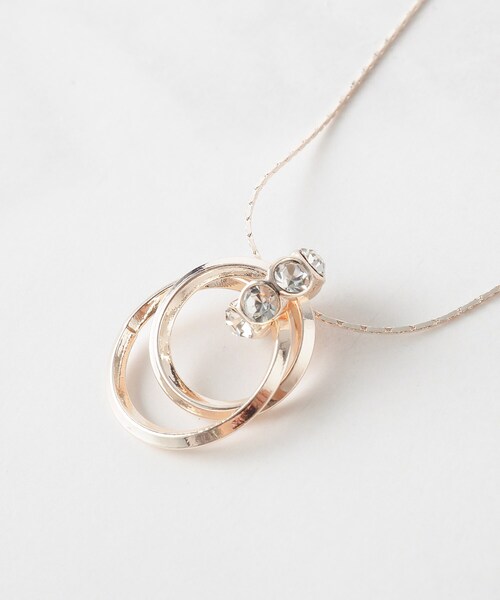 SHOO・LA・RUE(シューラルー)の「ダブルリングビジューポイントネックレス(ネックレス・レディース・シルバー/ゴールド/ピンクゴールド・00)」の6枚目の写真
