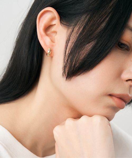 Jewel closet by L&Co.(ジュエルクローゼットバイエルアンドコー)の「K10 フープ ピアス【動画あり】(ピアス(両耳用)・レディース・イエローゴールド・FREE)」の4枚目の写真