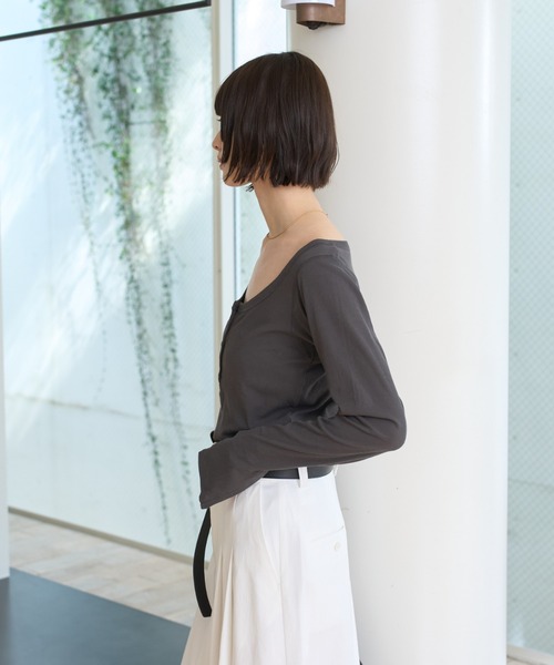 Rouge vif(ルージュヴィフ)の「コットンヘンリーネックプルオーバー(Tシャツ/カットソー・レディース・ホワイト/チャコールグレー/ブラック・フリー)」の8枚目の写真