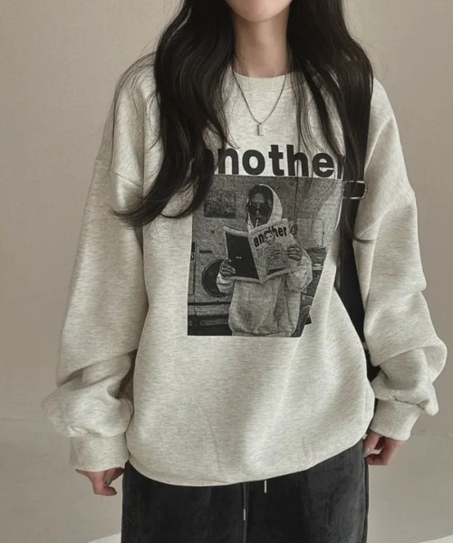 LETee(レティー)の「存在感あるフォトプリントで差をつける!ゆるシルエットの主役級トレーナー(スウェット・レディース・ライトグレー/ダークグレー/ブラック/グレー・FREE)」の8枚目の写真