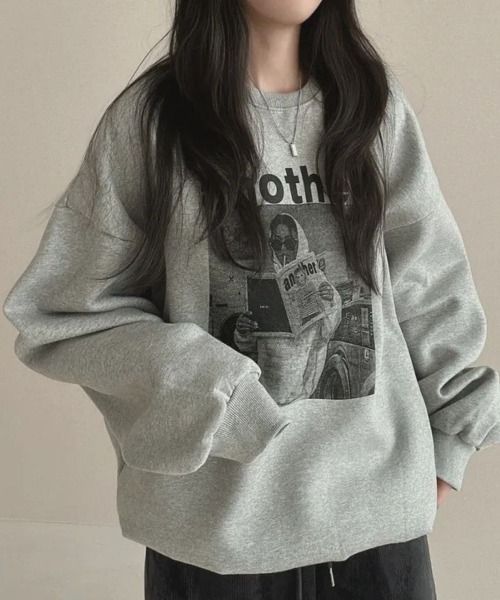 LETee(レティー)の「存在感あるフォトプリントで差をつける!ゆるシルエットの主役級トレーナー(スウェット・レディース・ライトグレー/ダークグレー/ブラック/グレー・FREE)」の11枚目の写真