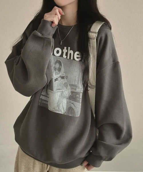 LETee(レティー)の「存在感あるフォトプリントで差をつける!ゆるシルエットの主役級トレーナー(スウェット・レディース・ライトグレー/ダークグレー/ブラック/グレー・FREE)」の14枚目の写真