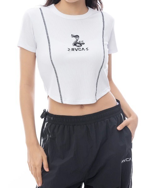 RVCA(ルーカ)の「RVCA レディース SNAKE RVCA BABY TEE Tシャツ 【2025年春夏モデル】/ルーカショート丈半袖Tシャツ(Tシャツ/カットソー・レディース・ホワイト/ブラック・MEDIUM/SMALL/LARGE)」の1枚目の写真