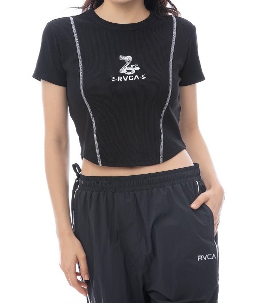 RVCA(ルーカ)の「RVCA レディース SNAKE RVCA BABY TEE Tシャツ 【2025年春夏モデル】/ルーカショート丈半袖Tシャツ(Tシャツ/カットソー・レディース・ホワイト/ブラック・MEDIUM/SMALL/LARGE)」の2枚目の写真