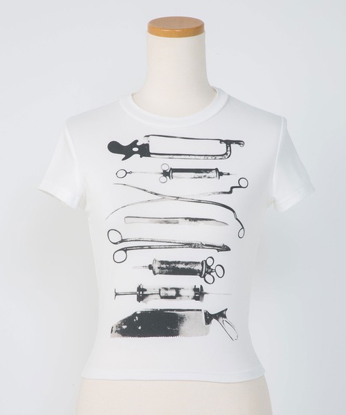 Diable baiser(ディアブルベーゼ)の「プリントクロップド丈半袖Tシャツ(Tシャツ/カットソー・レディース・ホワイト・LARGE/MEDIUM/SMALL)」の6枚目の写真