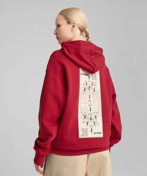 PUMA(プーマ)の「PUMA x HARRY POTTER Relaxed Fit Graphic Training Hoodie(プーマ x ハリーポッター リラックスフィット グラフィックフーディー)(パーカー・メンズ・ブラック系/レッド系/グリーン系・LARGE/MEDIUM/X-LARGE)」の3枚目の写真