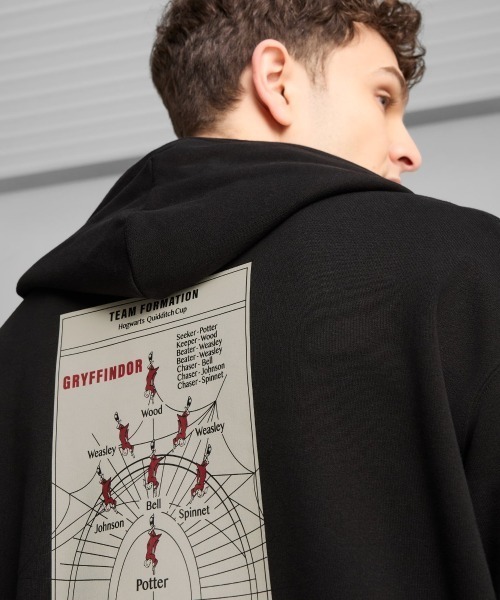 PUMA(プーマ)の「PUMA x HARRY POTTER Relaxed Fit Graphic Training Hoodie(プーマ x ハリーポッター リラックスフィット グラフィックフーディー)(パーカー・メンズ・ブラック系/レッド系/グリーン系・LARGE/MEDIUM/X-LARGE)」の9枚目の写真