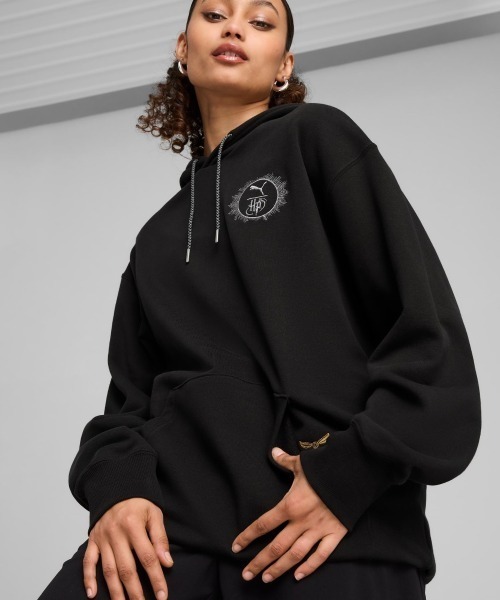PUMA(プーマ)の「PUMA x HARRY POTTER Relaxed Fit Graphic Training Hoodie(プーマ x ハリーポッター リラックスフィット グラフィックフーディー)(パーカー・メンズ・ブラック系/レッド系/グリーン系・LARGE/MEDIUM/X-LARGE)」の11枚目の写真