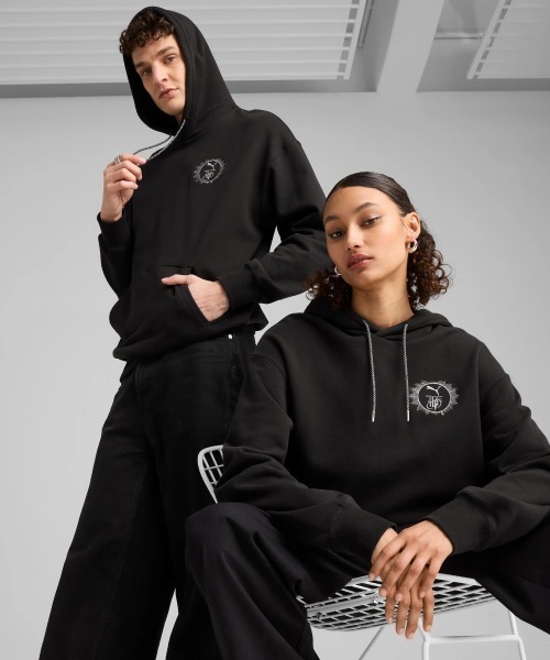 PUMA(プーマ)の「PUMA x HARRY POTTER Relaxed Fit Graphic Training Hoodie(プーマ x ハリーポッター リラックスフィット グラフィックフーディー)(パーカー・メンズ・ブラック系/レッド系/グリーン系・LARGE/MEDIUM/X-LARGE)」の4枚目の写真