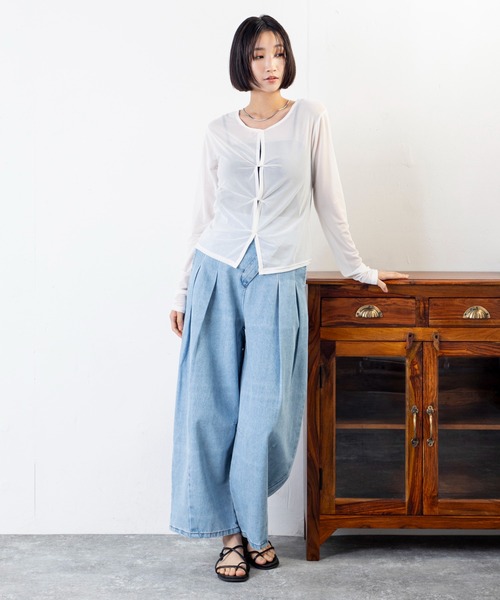 MILLION CARATS（ミリオンカラッツ）の「タック×カーブが魅せる新バランス。1本でこなれる、洒落感たっぷり大人のデニムアシメタックパンツ（デニムパンツ・レディース・ブルー/サックスブルー・FREE）」の3枚目の写真