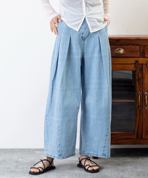 MILLION CARATS（ミリオンカラッツ）の「タック×カーブが魅せる新バランス。1本でこなれる、洒落感たっぷり大人のデニムアシメタックパンツ（デニムパンツ・レディース・ブルー/サックスブルー・FREE）」の4枚目の写真