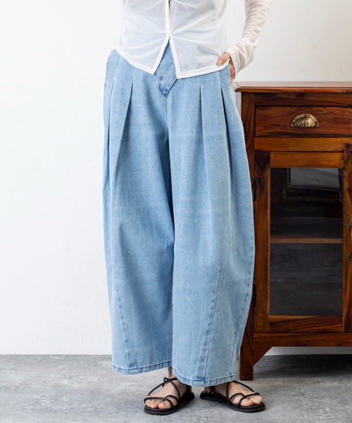 MILLION CARATS（ミリオンカラッツ）の「タック×カーブが魅せる新バランス。1本でこなれる、洒落感たっぷり大人のデニムアシメタックパンツ（デニムパンツ・レディース・ブルー/サックスブルー・FREE）」の5枚目の写真