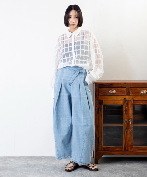 MILLION CARATS（ミリオンカラッツ）の「タック×カーブが魅せる新バランス。1本でこなれる、洒落感たっぷり大人のデニムアシメタックパンツ（デニムパンツ・レディース・ブルー/サックスブルー・FREE）」の6枚目の写真