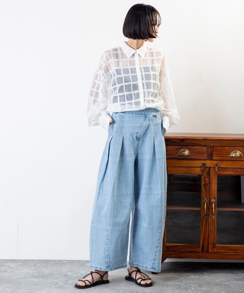 MILLION CARATS（ミリオンカラッツ）の「タック×カーブが魅せる新バランス。1本でこなれる、洒落感たっぷり大人のデニムアシメタックパンツ（デニムパンツ・レディース・ブルー/サックスブルー・FREE）」の7枚目の写真