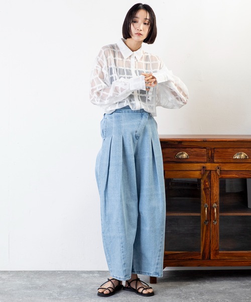 MILLION CARATS（ミリオンカラッツ）の「タック×カーブが魅せる新バランス。1本でこなれる、洒落感たっぷり大人のデニムアシメタックパンツ（デニムパンツ・レディース・ブルー/サックスブルー・FREE）」の8枚目の写真