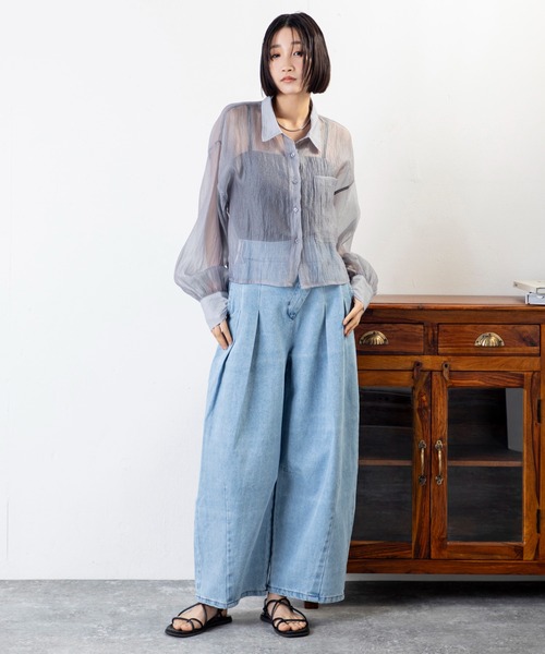 MILLION CARATS（ミリオンカラッツ）の「タック×カーブが魅せる新バランス。1本でこなれる、洒落感たっぷり大人のデニムアシメタックパンツ（デニムパンツ・レディース・ブルー/サックスブルー・FREE）」の10枚目の写真