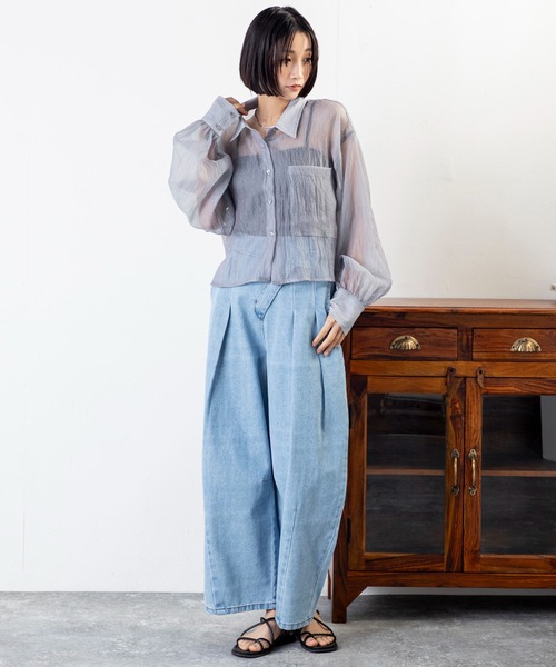 MILLION CARATS（ミリオンカラッツ）の「タック×カーブが魅せる新バランス。1本でこなれる、洒落感たっぷり大人のデニムアシメタックパンツ（デニムパンツ・レディース・ブルー/サックスブルー・FREE）」の11枚目の写真
