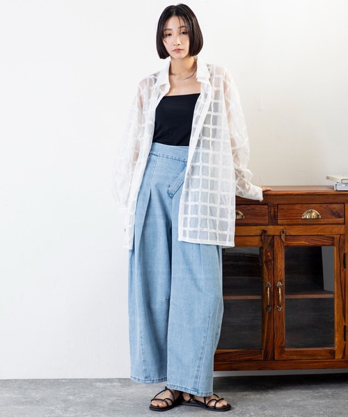 MILLION CARATS（ミリオンカラッツ）の「タック×カーブが魅せる新バランス。1本でこなれる、洒落感たっぷり大人のデニムアシメタックパンツ（デニムパンツ・レディース・ブルー/サックスブルー・FREE）」の12枚目の写真